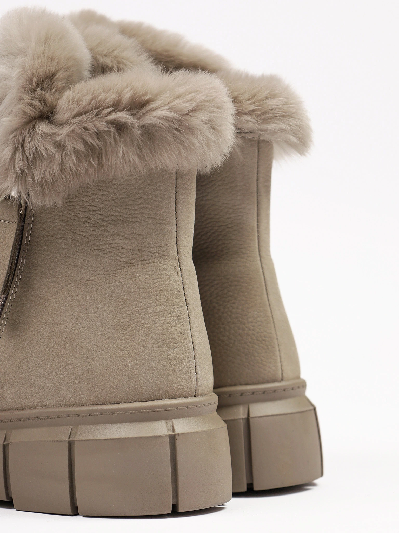 Ботинки серого цвета с оторочкой мехом на средней платформе